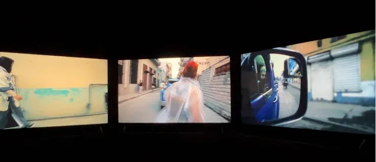 強尼逃亡的場景。左至右分別為:追殺者、強尼、女保鏢。