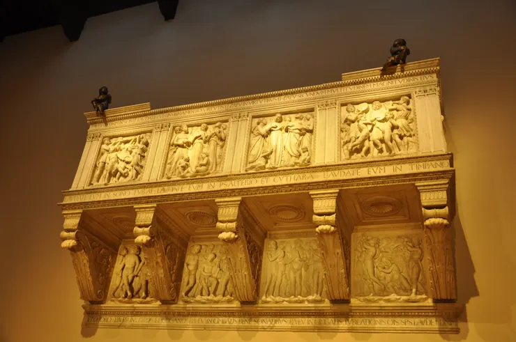 Luca della Robbia所創作的詩班樓台及兒童用樂器讚美上帝大理石浮雕