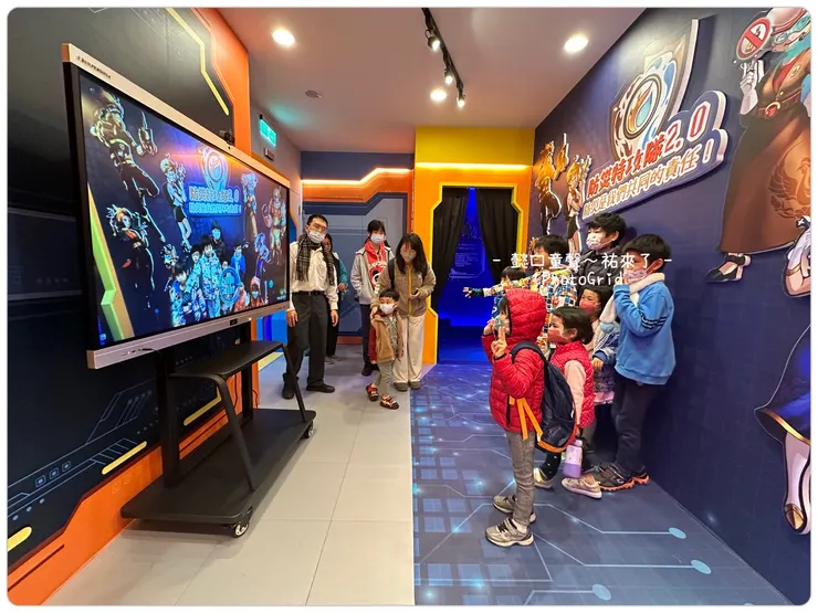 入口處有布景，拍照後掃QRCODE可以存下照片。