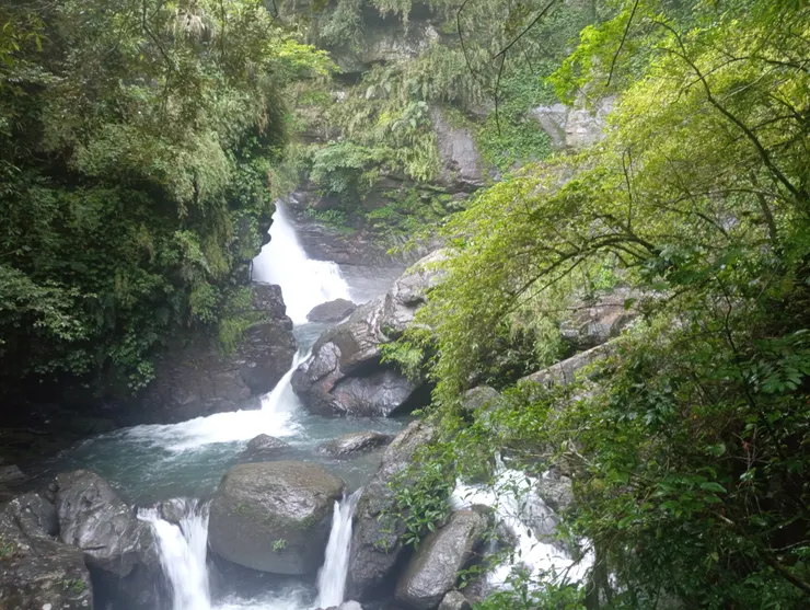 滿月圓瀑布下方，相較之下，處女瀑布較能以近距離觀賞