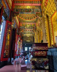 殿內金碧莊嚴與威武門神(圖片截圖於網路)