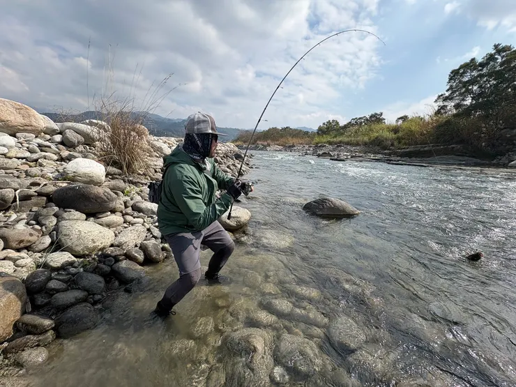 中魚啦！！大物，我拿的是UL竿，感度超明顯啊！