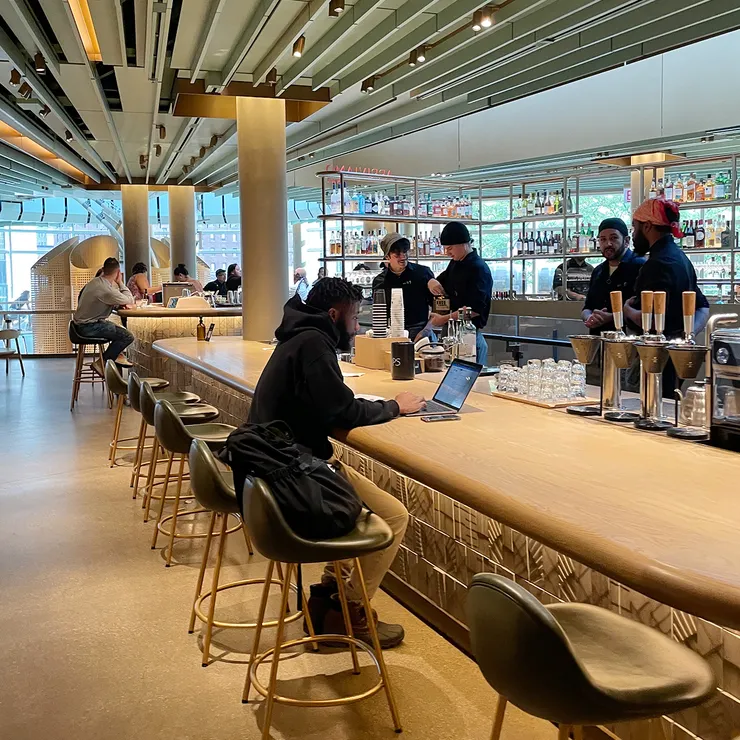 美國人是不是喝酒跟喝咖啡一樣自然，這個看起來在辦公耶