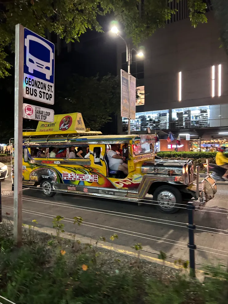 到處都擁擠,但都沒戴口罩