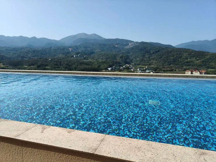 無邊際游池可以眺望陽明山景緻