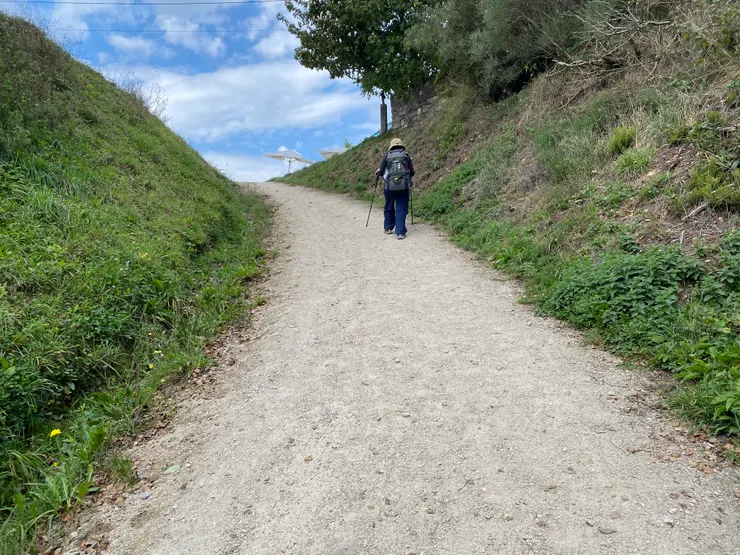看見餐廳前的陡坡