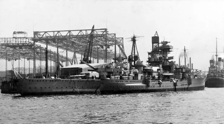 1937年，希佩爾海軍上將號在裝修期間。