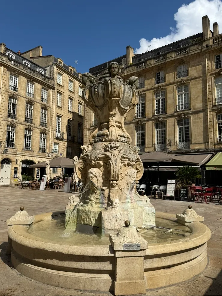 教堂廣場前的噴泉，感覺很有歷史了