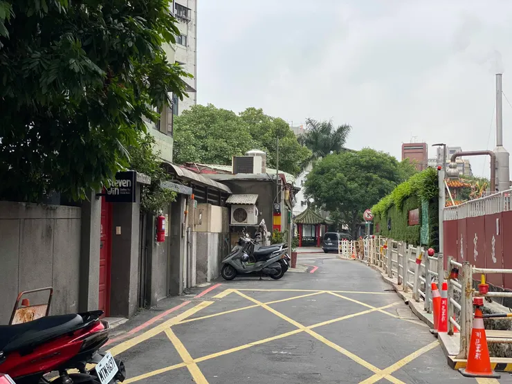 回望安東街35巷，巷口三角窗那房子，其實是凸出於巷子的