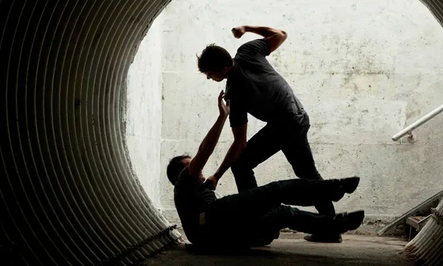 怒極攻心的張先生無法克制情緒,向小王揮拳