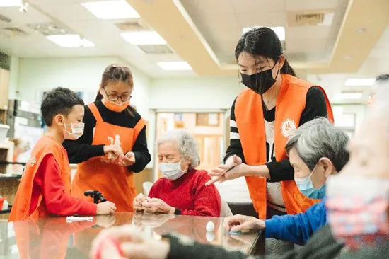 跨代合作，繪製出美好的生命圖像。