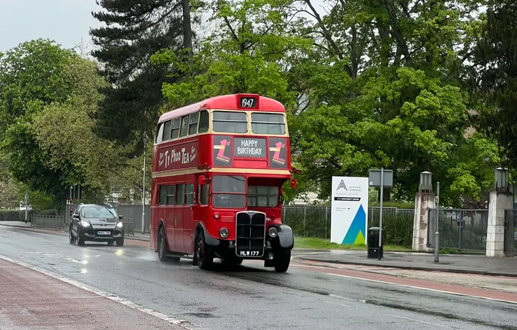在生日當天碰巧遇上birthday bus