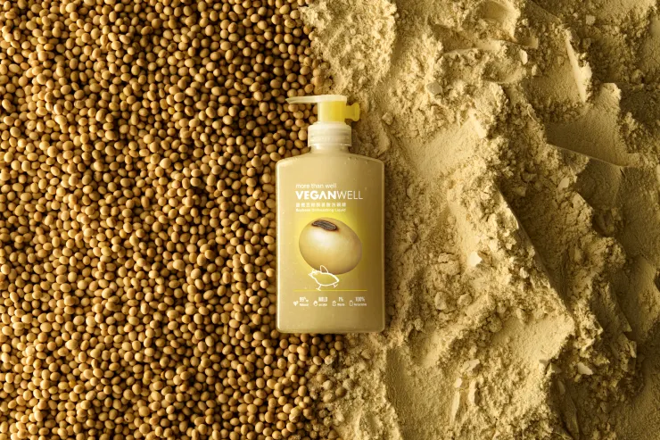 美科運用科研技術「點石成金」，將台灣農業與產業廢棄物，蛻變為兼具強效去污力與親膚性的環保天然洗劑1。（圖為甜橙豆粕胺基酸洗碗精)