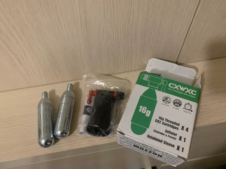 充氣鋼瓶，盒上有各種規格內胎對應到的充氣氣壓。