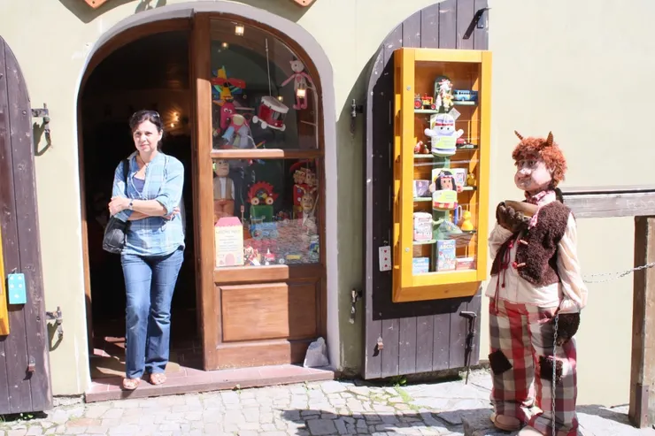 商店門口的可愛故事人物