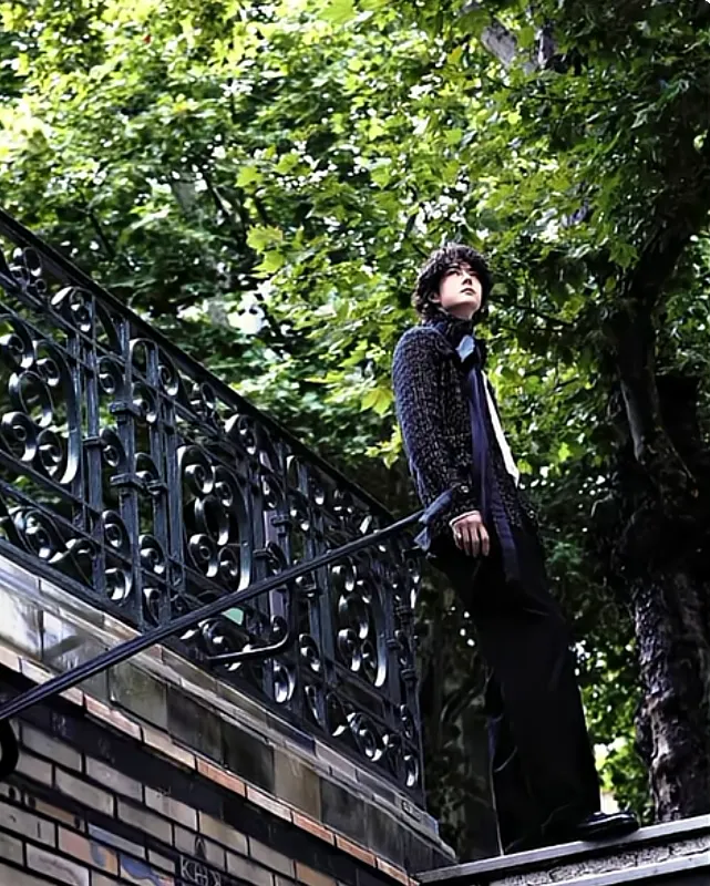 2025/07/08 香奈兒巴黎高定時尚週：賽納河畔的清晨，涼風裊裊。你頂著桀驁不馴的爆炸頭，立著俊秀的身影，一言不語，說著最優雅的故事。