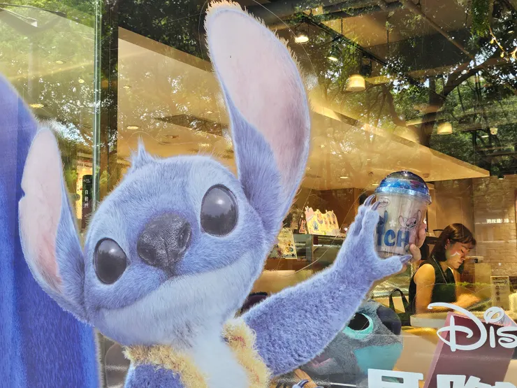 你們有發現~史迪奇手上有飲料嗎?