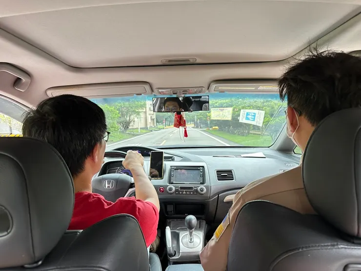 為避免民眾誤拍軍事基地，當天也會有長官全程陪同