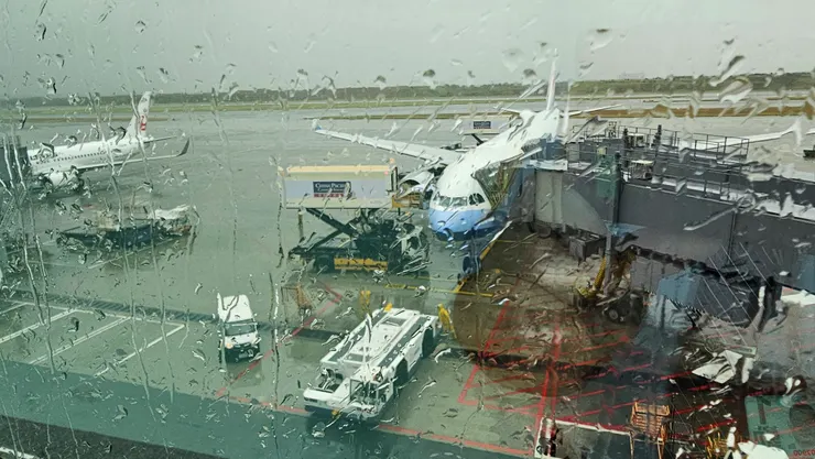 前一陣子北台灣連續下了一個多禮拜的雨!桃園機場也是這種大雨沒停過的模樣!