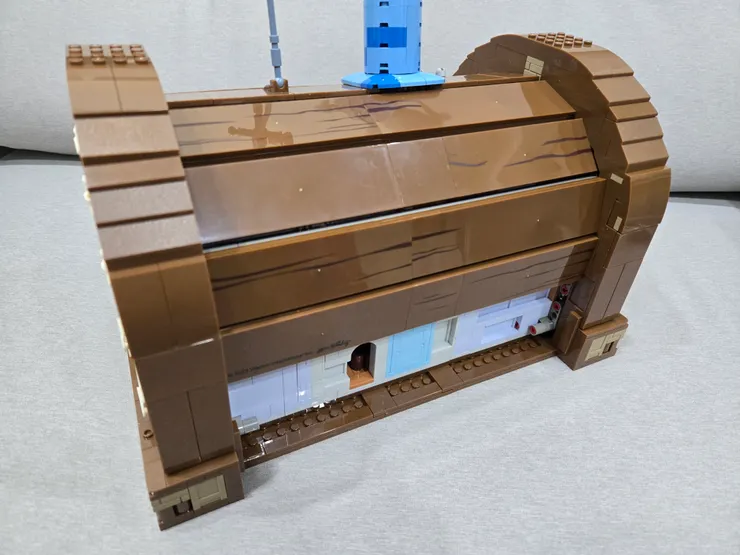 背面，紫色牆壁左右有兩個灰色小圓柱，就是一樓和天頂連接處