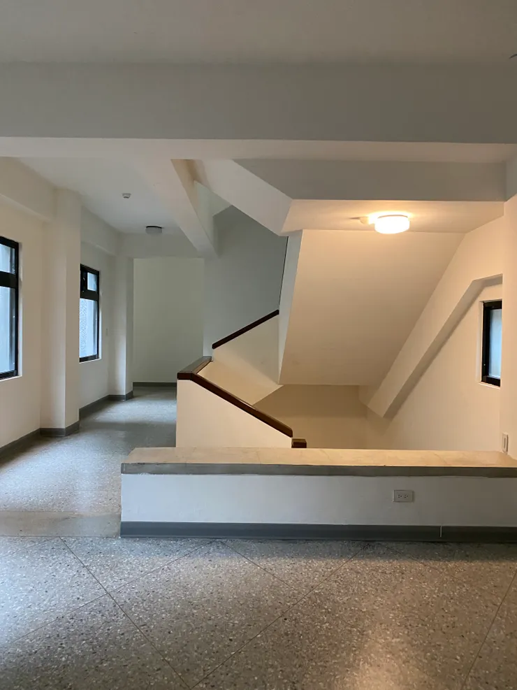 離開頂樓，走內梯往下。旋轉內梯也有豐富表情