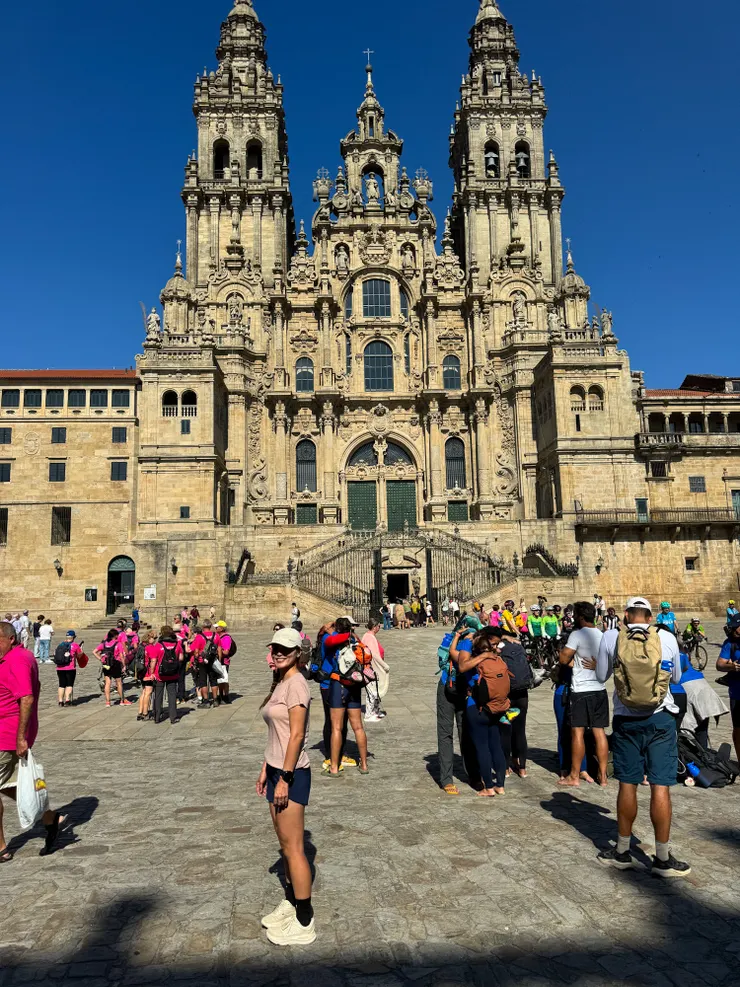 又哭又笑的女子。還有抱在一起哭成一團的朝聖者們。