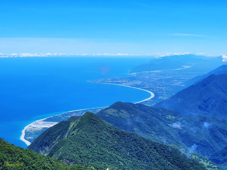 由近而遠分別是千里眼山與立霧山及七星潭海岸線