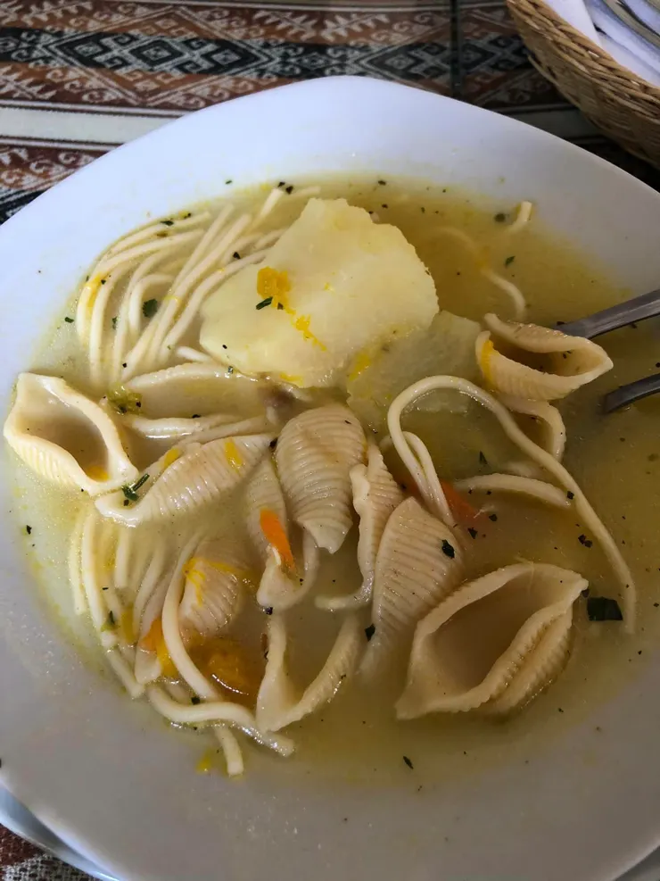 湯裡有麵條、貝殼麵及一大塊馬鈴薯，光喝完這碗湯就已經飽了！