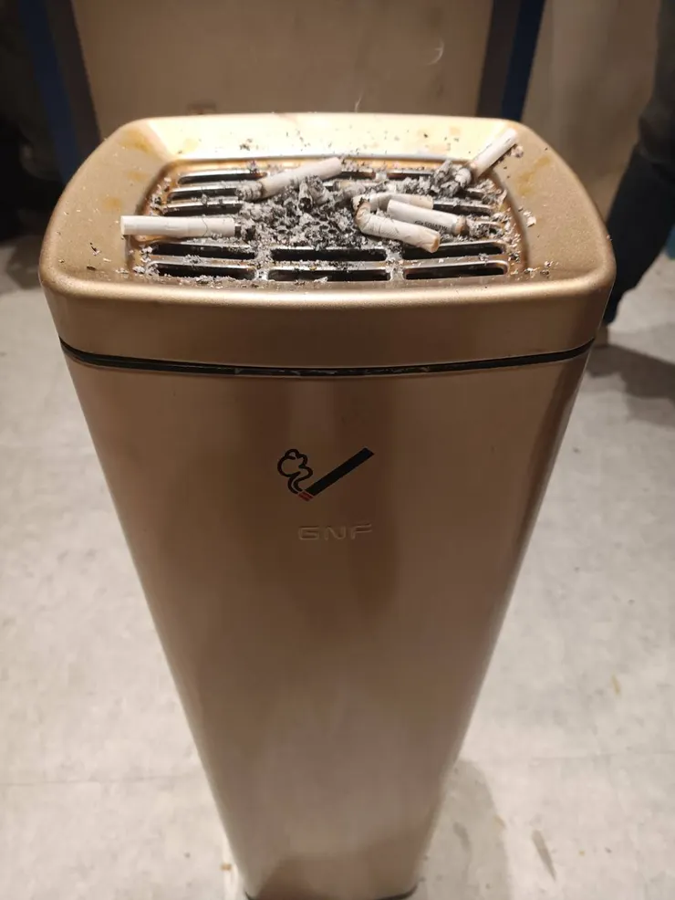 吸菸區的菸灰缸