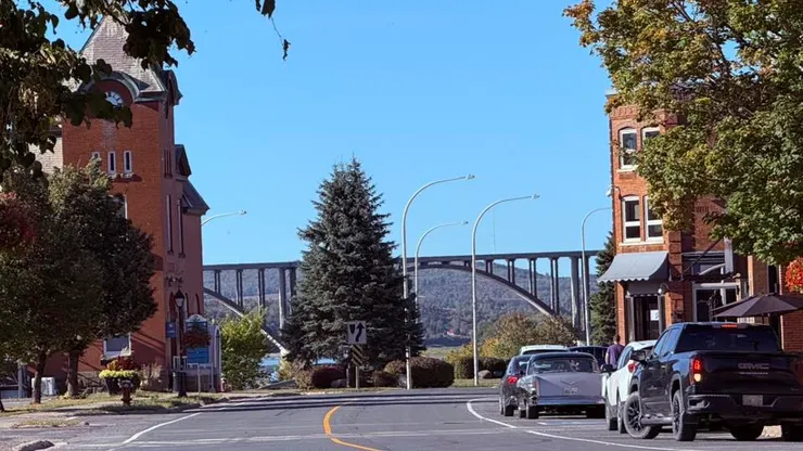 途經哈特蘭小鎮的商圈