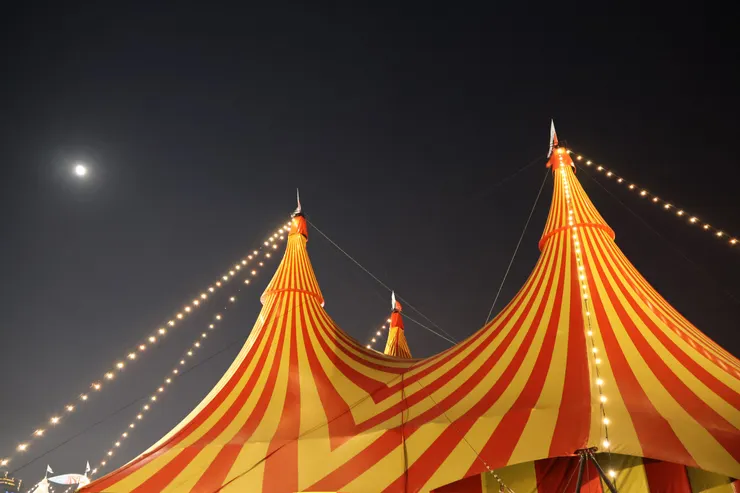 帳篷亮起的那一刻，城市也像在微笑。