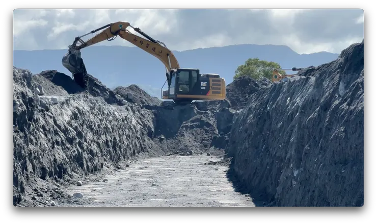 新挖出的道路與旁邊堆積的土