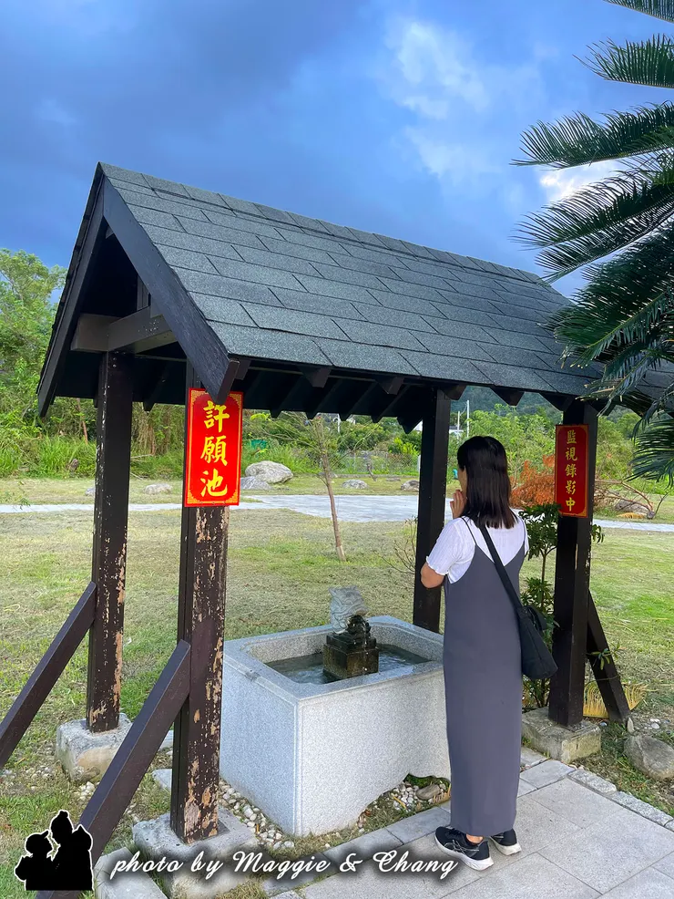 走進鳥居,靜謐氛圍瞬間包圍四周。這裡沒有喧囂人潮,只有山風與蟲鳴,好像時間都慢下來了。在神社前合掌,心裡默默許下小小心願。