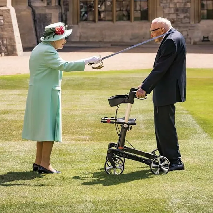 英國女王伊莉莎白二世授予湯姆·摩爾上尉爵士爵位。這位百歲老人為國家醫療服務籌集了數百萬英鎊。