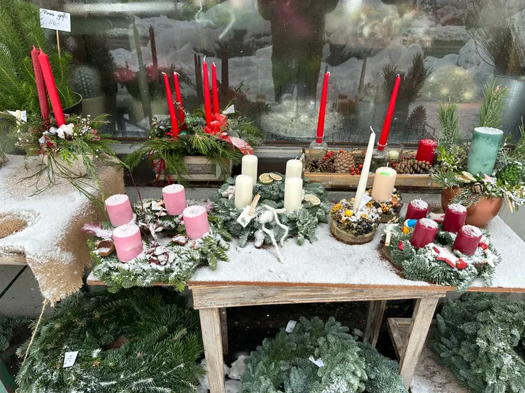 這個週末是聖誕節前的四旬節第一旬，裝飾花環是必備的