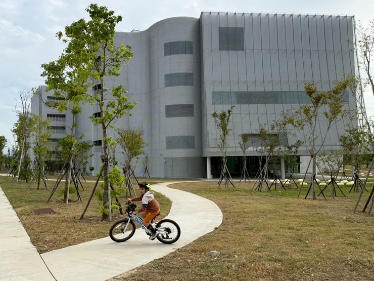 單車這一側是《綠美圖-臺中市立美術館》