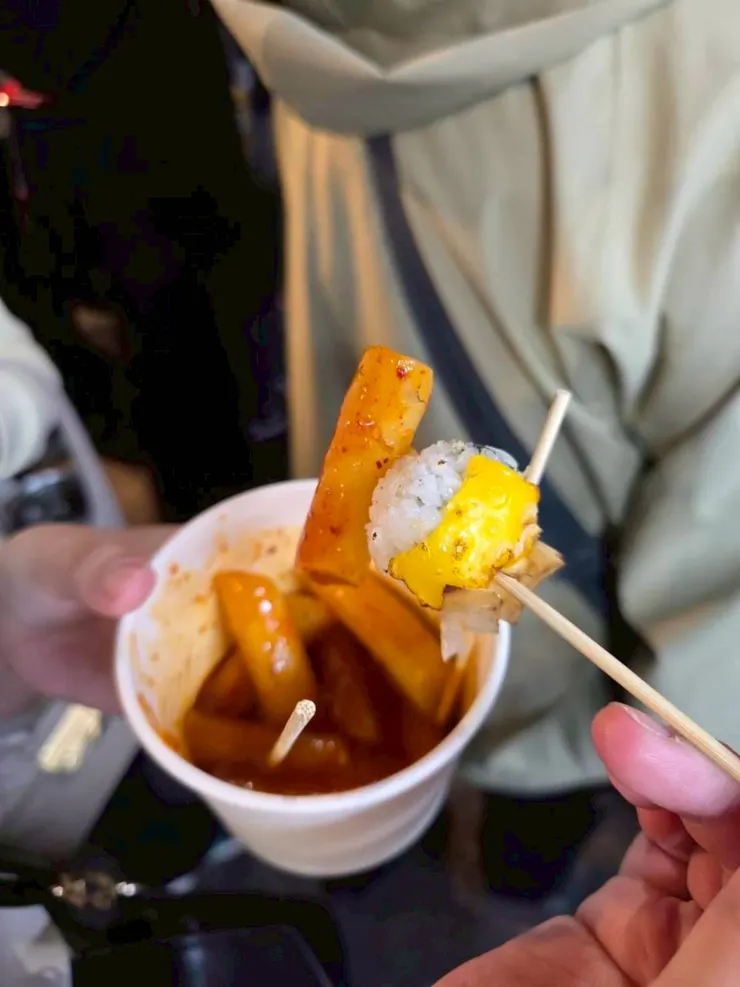 單吃記憶點不強，不過搭配辣炒年糕的醬汁一起入口，風味層次會更完整一些。