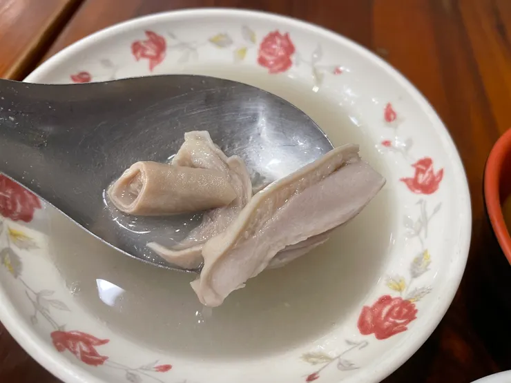 落成米糕的四神湯有豬肚也有豬腸。