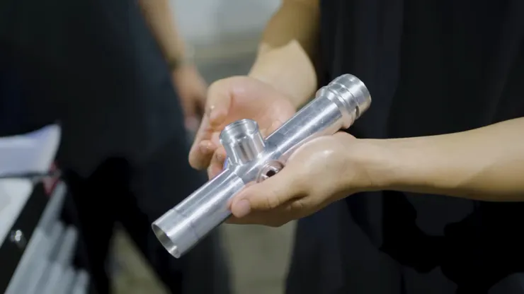 使用整塊鋁合金削切的瞄準鏡外管