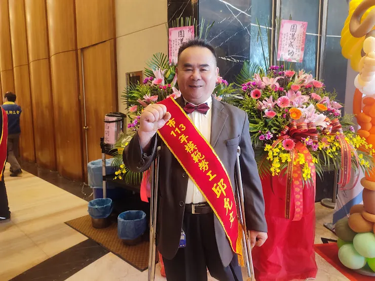 一隻腳凸全台灣!邱允文雕刻生命故事