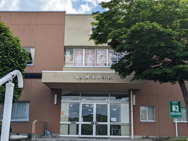 輕米中學的牆面居然貼著排球海報!