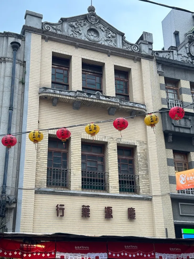 既有鮑魚式，又有牛眼窗