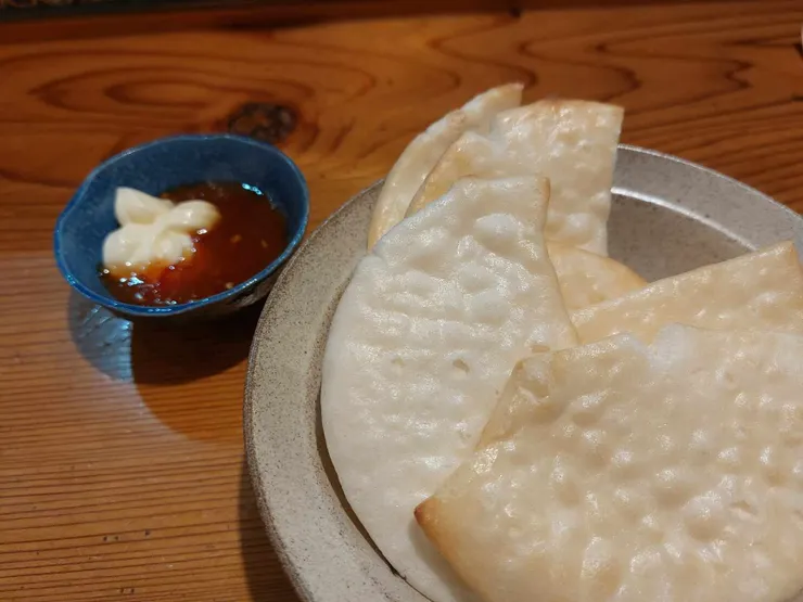 感覺又像蝦餅，又像米餅的餅乾，搭配沾醬非常好吃