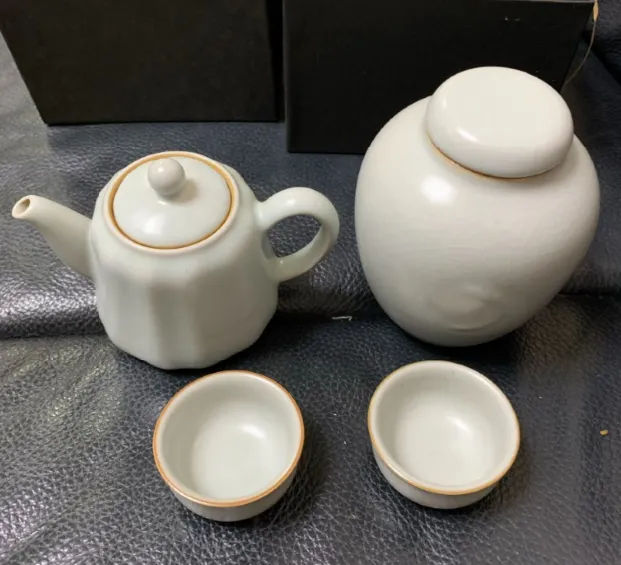 蔡曉芳公認台灣仿古瓷第一品牌，被稱為「當代官窑」，是海內外藏家與茶人追捧的頂級瓷窯