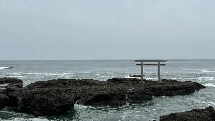 雖然我們退潮前來，鳥居沒有全在海上，卻還是覺得滿壯觀。