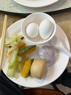 如果搭配上平行宇宙的概念，那又會變成怎樣呢？這時應該能得到自己在某個平行宇宙是大明星，然後主演了這部戲劇這樣的結論。為何自己不能就是大明星呢？在無限的轉世中，肯定有這樣的經歷存在。所以說因為有大明星的身分，就可以參與戲劇演出，這也是十分合理的。