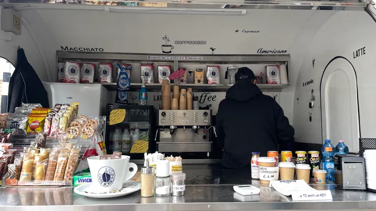 車站旁的咖啡車