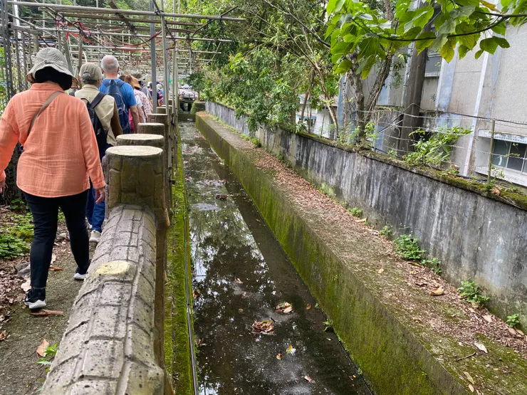 萬盛溪北支流明渠沿著空軍通訊營的外牆流過