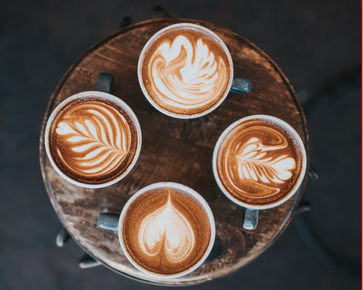 我們就在咖啡廳的一角，一邊輕鬆聊天一邊認真學習日本和諧粉彩畫，真的就是一種自在無壓力的手作體驗。