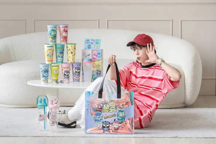 圖說：清心福全Ｘ三麗鷗男團「HAPIDANBUI」聯名加價購商品全系列登場，獨家炫彩提袋設計，及金屬造型胸針增添你的穿搭趣味！（資料來源：清心福全）